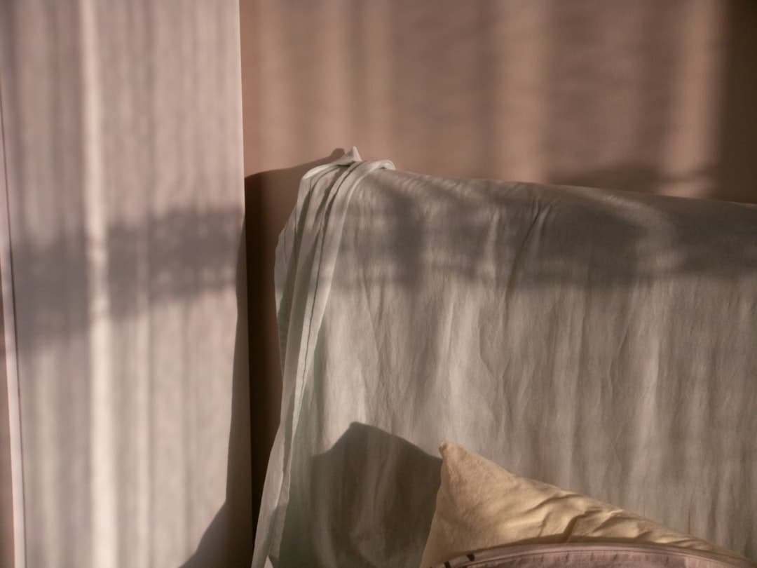 Chambre lumineuse au linge naturel