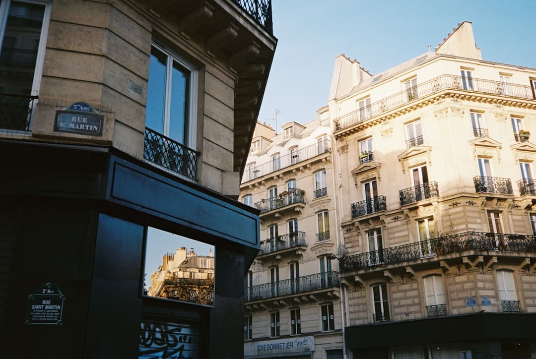Balcon haussmannien avec vue sur Paris